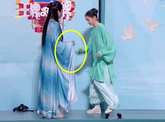 关晓彤被绊倒差点摔宋亚轩身上他下意识反应亮了没让女粉失望