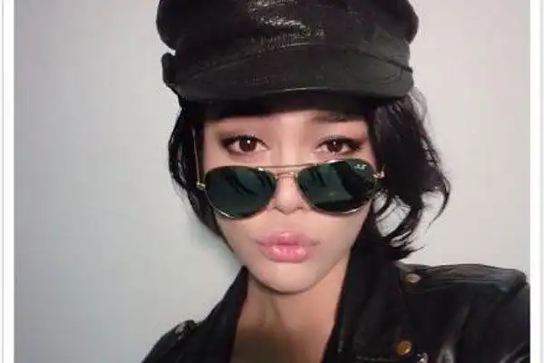 时诗富豪男友汤少中性从来没有听说感情问题