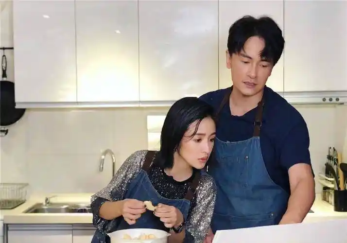 郑元畅林依晨再次合体,多年过去两人依旧拥有情侣感.