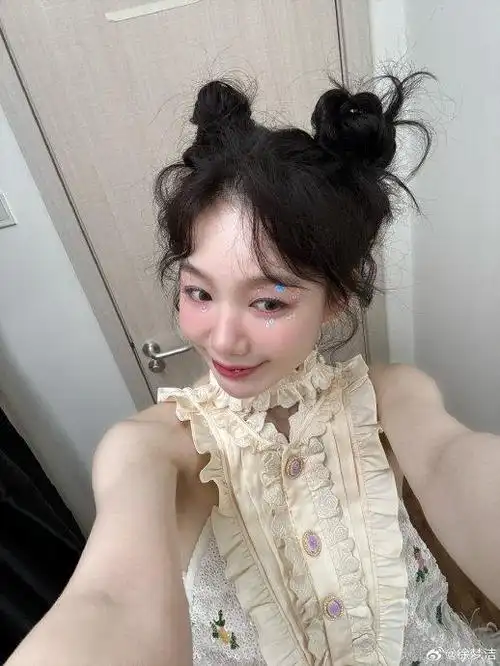 徐梦洁双丸子头造型自拍来啦!