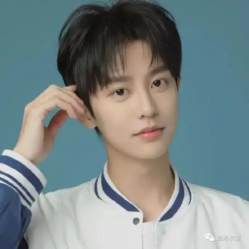 1,a字刘海发型距离2023年元旦还有十来天的时间,你的发型还是原来的那