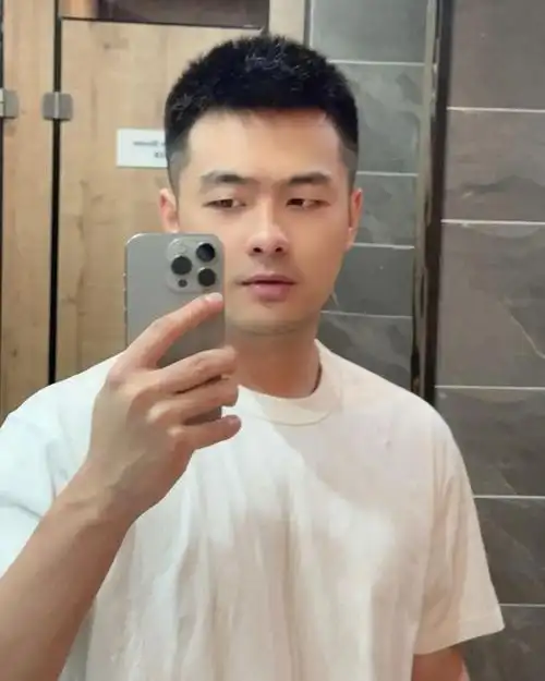 mango小哥哥的这款圆寸发型,看起来就非常简约帅气,两边和后面都剃光