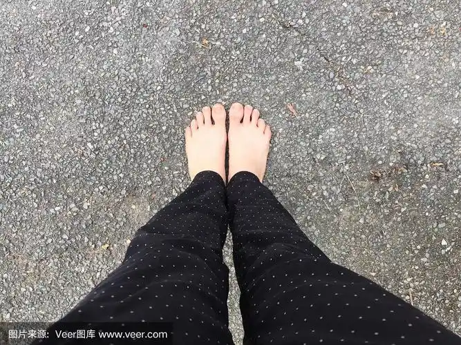 脚踩在沥青混凝土地板上.