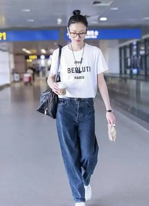 原创31岁刘雯真不愧是超模,t恤配牛仔裤清爽时髦,又成夏日穿搭典范