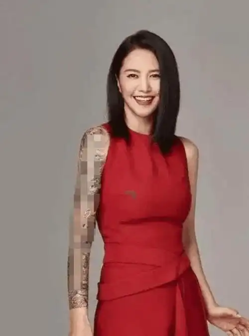 谭维维回老家给外婆过生,露出花臂纹身引热议,网友:有点吓人!