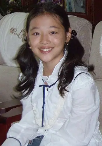 搜了崔雪莉小时候照片为什么有人说天生白小时