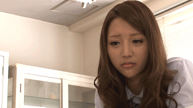 搞笑gif图片:小美女哥哥要喝你手中的奶