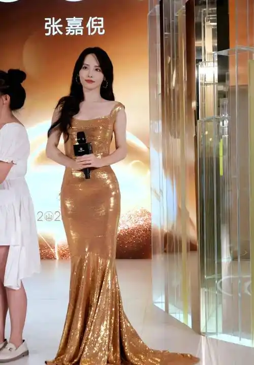 张嘉倪出席活动,身穿金色亮片鱼尾礼服,美得优雅!_身材_连衣裙_女性