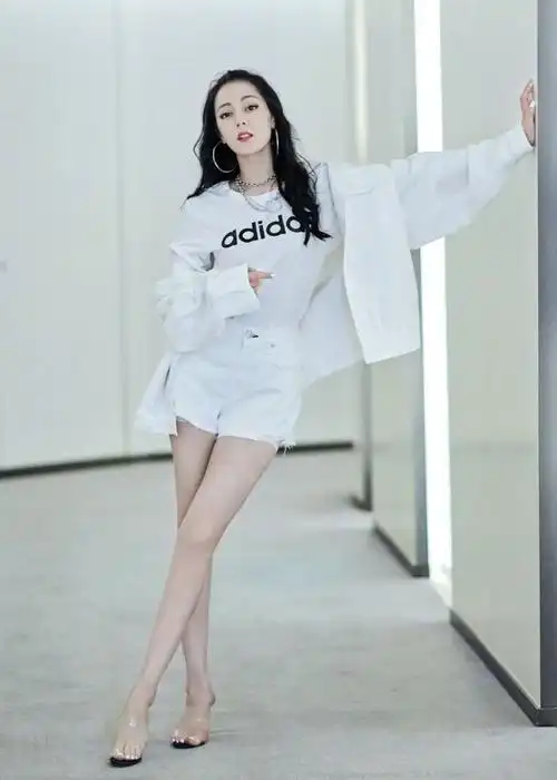 迪丽热巴穿超短裤秀白嫩细长大美腿婀娜多姿性感撩人