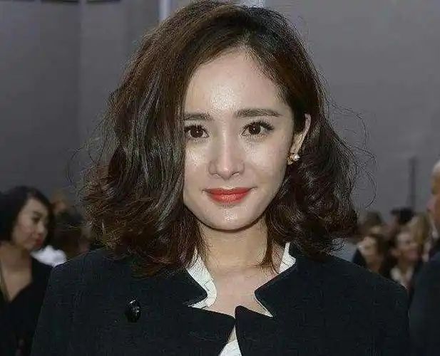 而且杨幂的脸经常泛油光,肤质也没有那么好,嘴也经常被人吐槽说像瘪嘴