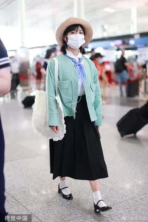 7月11日沈月一身森女系文艺穿搭现身北京首都机场