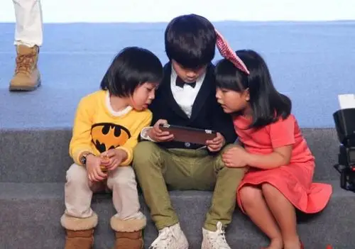 当时张亮和王岳伦同时带着儿子和女