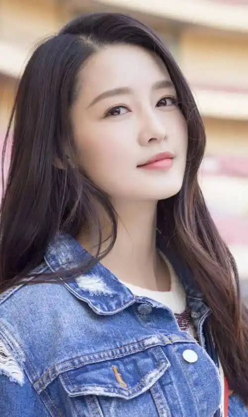 才知道李沁为何多年不谈恋爱,看完流出的照片后就知道答案了!