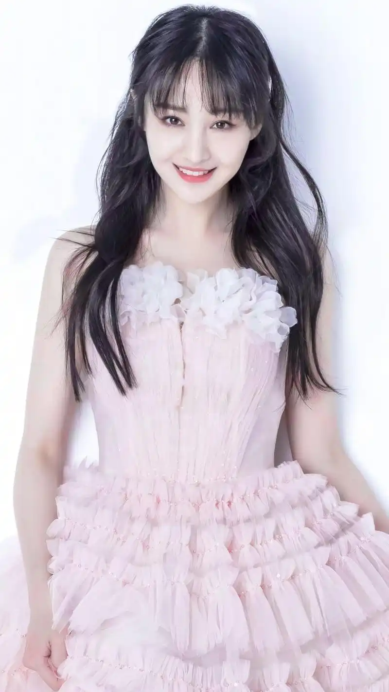 演员郑爽,坦率正直的小仙女,来看美美的照片吧