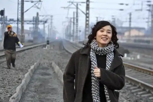 (余男《纺织姑娘》剧照)2009年,余男与王全安合作完《纺织姑娘》后