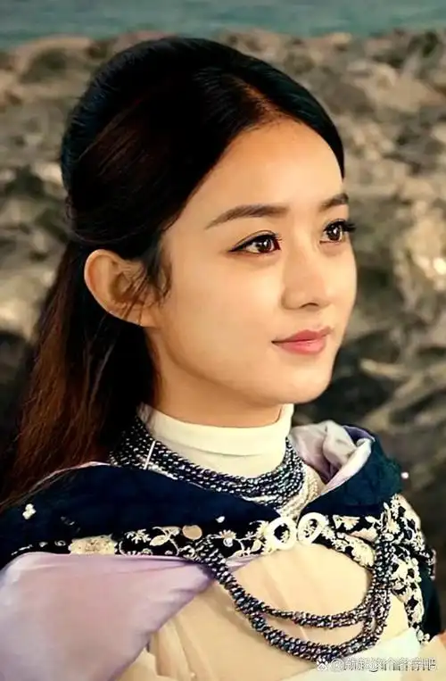 赵丽颖出生于河北廊坊,身高168cm.2006年获得冯小刚组冠军进入演艺圈.