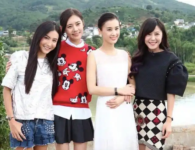 美女明星们的合影,黄圣依赢得很明显,刘亦菲真的担得起天生丽质