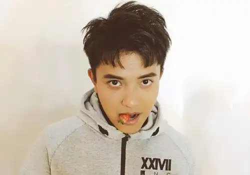 男生爱心刘海偏分短发发型