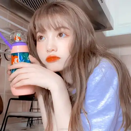 "梦见十年后的一天,我们在楼下的便利店再次遇到,当时想站在你身后吓