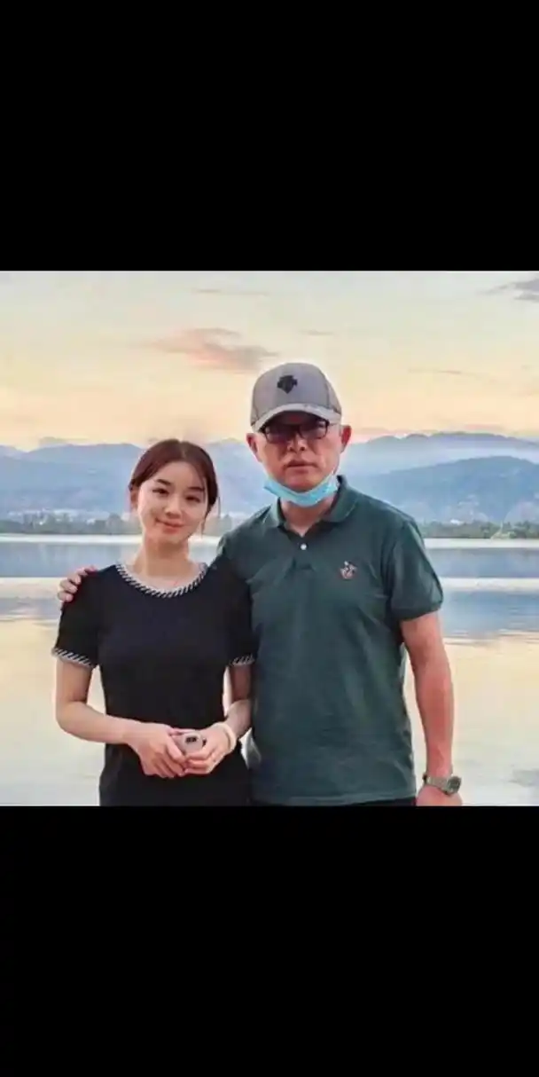 一天夜里,孟非醒来发现妻子李雪正在偷偷翻他手机,于是假装睡着,第二