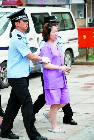 女贩毒人员被押往宣判现场.信息时报记者 桂良 摄