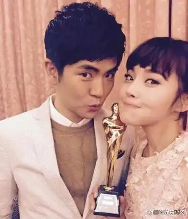 张佳宁帮继父求婚21年不认亲父成名后给母亲买500万的房子