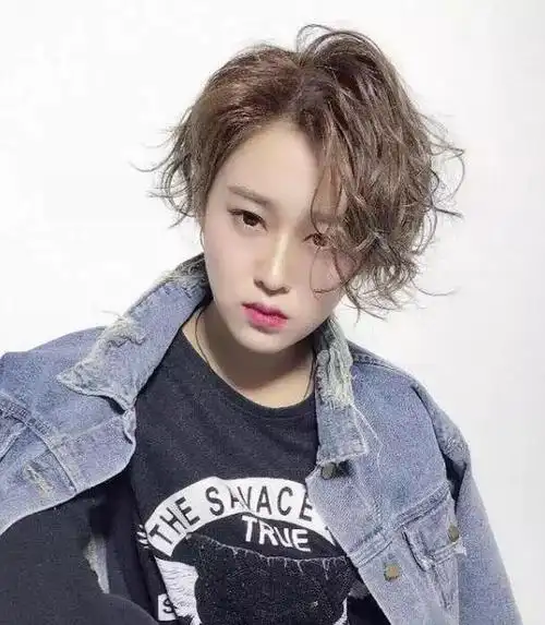 颧骨宽下巴短女生适合的超短齐耳短发发型