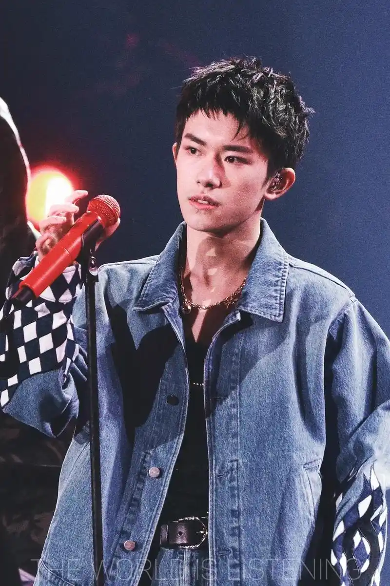 [tfboys][分享]201103 易烊千玺立麦造型合集,王者风范十足的拽酷少年