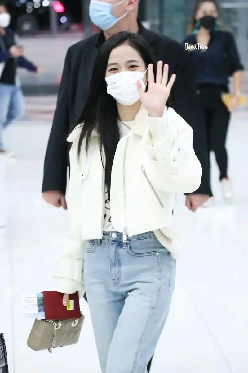 jisoo机场出境.#jisoo #金智秀jisoo #金智 - 抖音