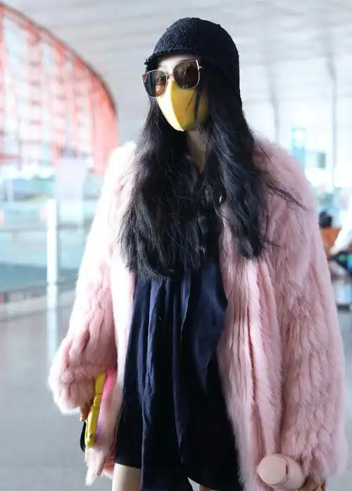 范冰冰1月19日走机场冬天穿裙子短到大腿根外搭皮草超贵气