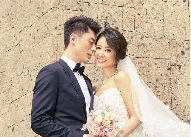 43岁苏有朋公开隐婚多年秘密妻子近照成这样难怪不守40岁之约