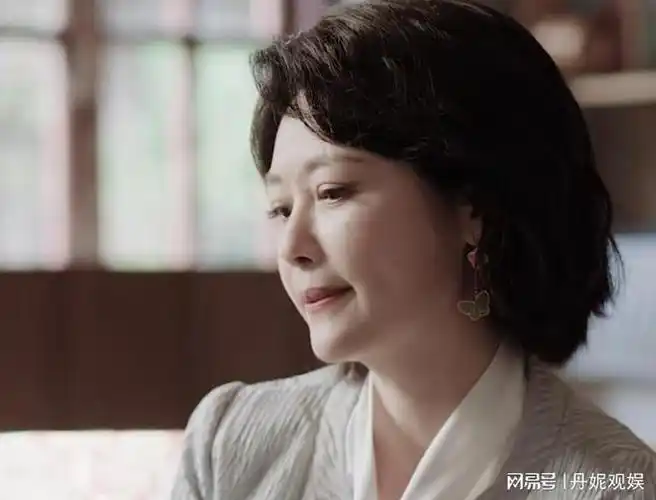 邓英将陈德晶对丈夫的隐忍,以及表面上的光鲜亮丽两种反差的性格演绎