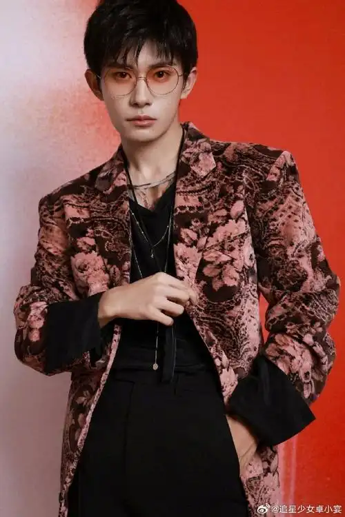 易烊千玺ai玫瑰舞台#17岁的你为我们种下的玫瑰园今天都变成玫瑰雨