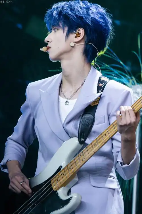 唉 虽然众所周知但是还是想说@tf家族-朱志鑫你侧脸真的太神作了.