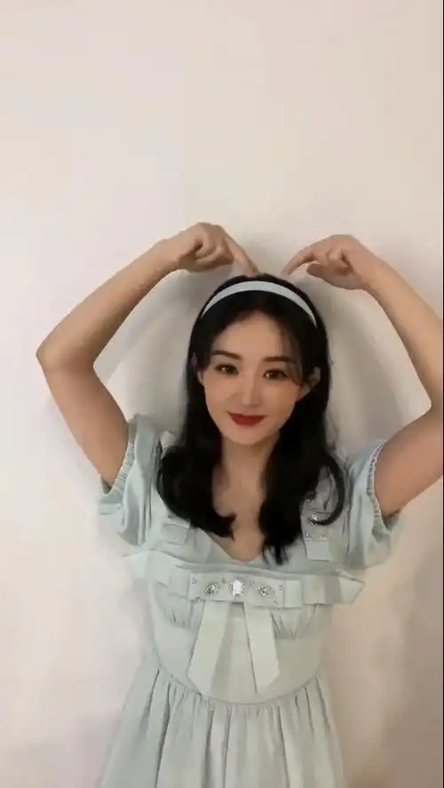 赵丽颖晒照清纯甜美对镜比心超可爱和冯绍峰离婚后更有女人味