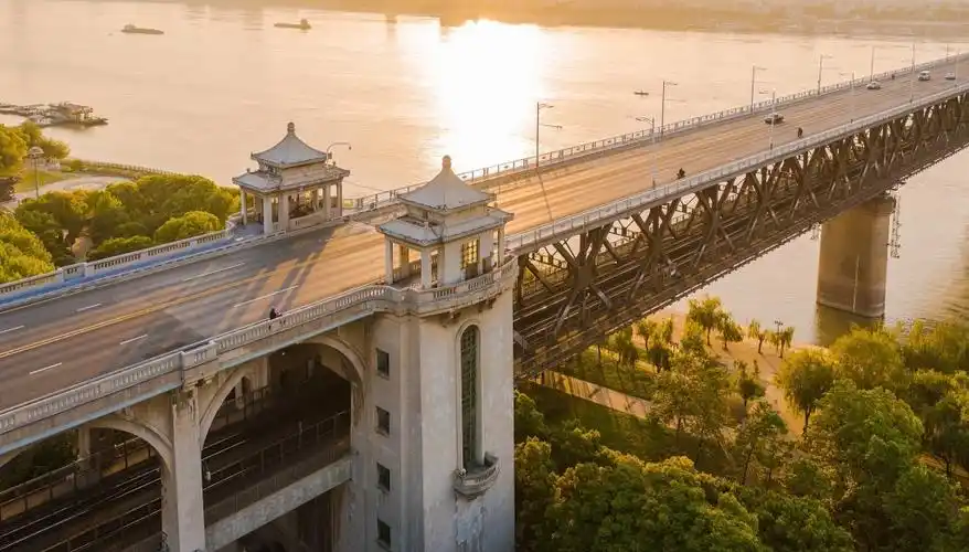 每日一景|朝霞映照下的武汉长江大桥