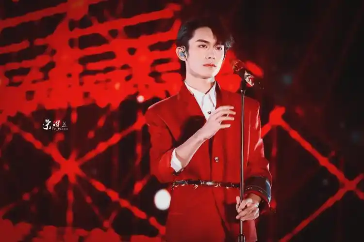 易烊千玺湖南卫视跨年演唱会