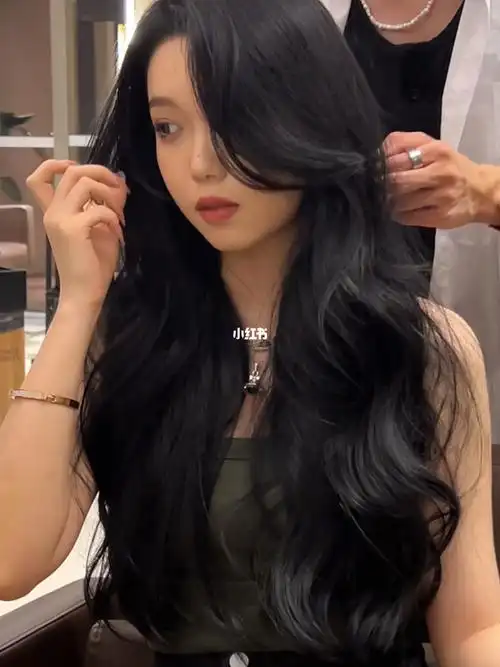 真的是太洋气了即便是是纯黑色的头发,也是的非常耐看不显老气圆脸