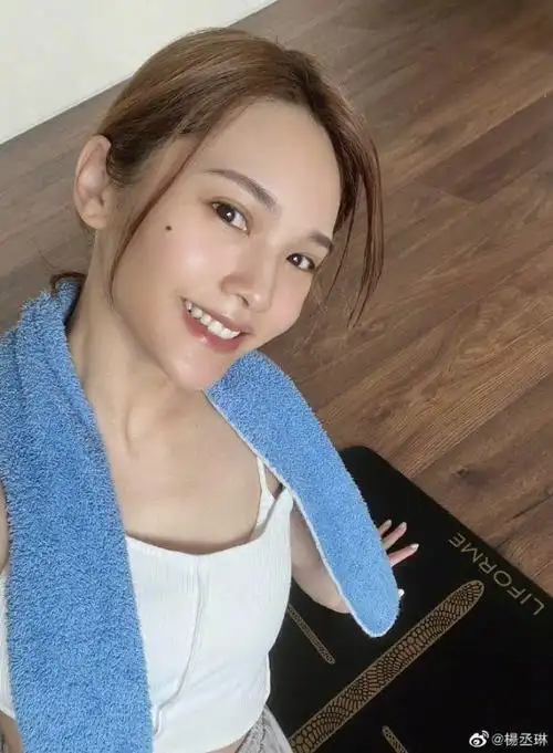 照片中,杨丞琳素颜皮肤状态好,在镜头中展示高难度瑜伽动作,身姿十分