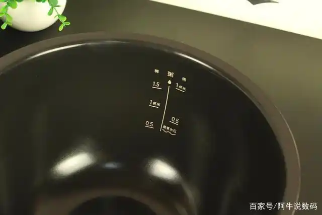 内胆里侧两边,有标注不同产地大米蒸煮参考刻度水位和煮粥水位.