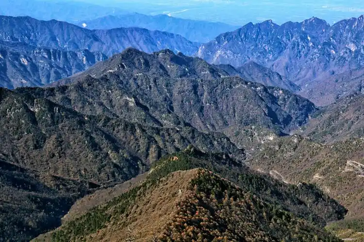 写美篇  太白山在西安西面,是秦岭山脉的主峰,也是我国东部的第一高峰