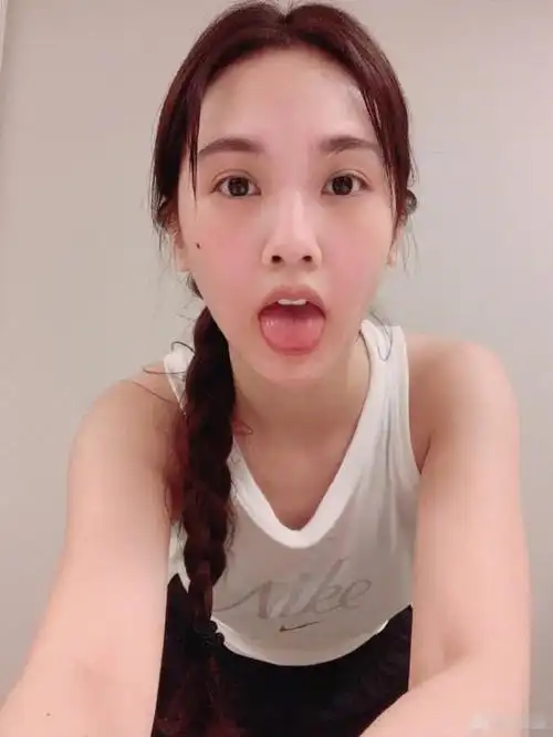 杨丞琳在自家训练表情,各种奇怪表情尽显,其中一张最自恋