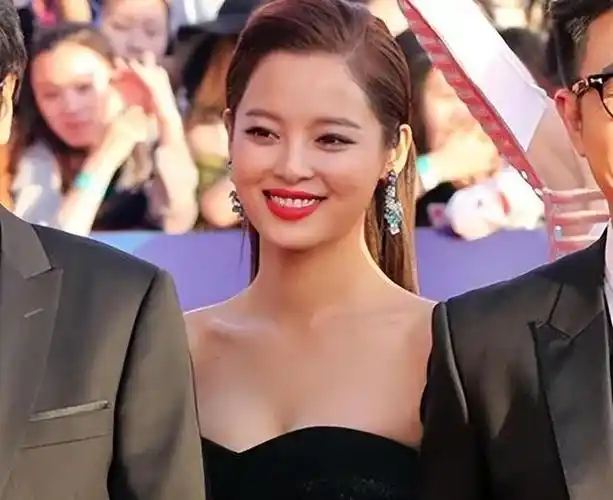 烈焰红唇辛芷蕾性感的远不止厚嘴唇身材更是堪称性感撩人