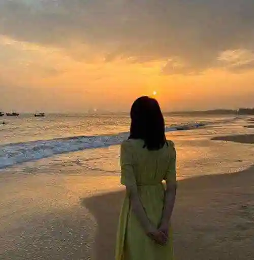 站在沙滩上看落日的高圆圆不知当时心里在想些什么,不过仅仅一个背影