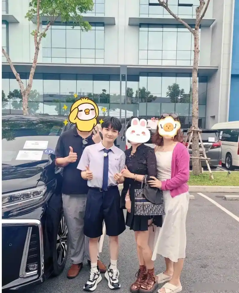 粉丝在曼谷和录跑男的周深合影,一家人送孩子上大学即视感[笑哭][笑哭
