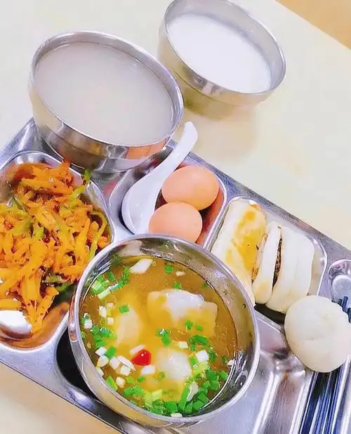 寒露后,看大食堂早餐吃的啥?馄饨配烧饼,吃完耐饿又暖和