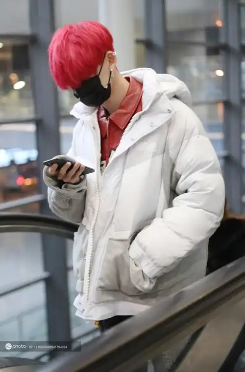 独家小鬼王琳凯一袭红发现身妖娆霸气小眼神十分傲娇