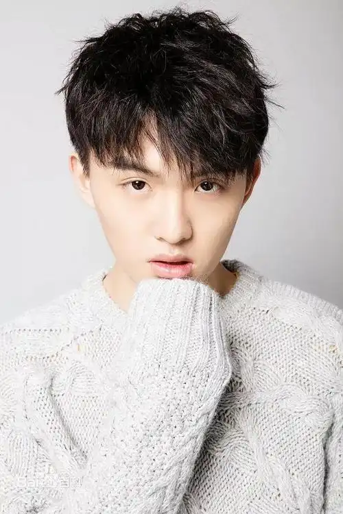 近来飙升的00后男明星,易烊千玺榜首,陈飞宇榜眼,黄明昊探花!