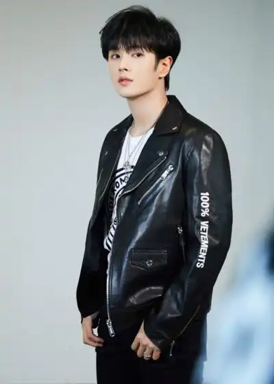 unine官博:机车皮衣质感搭配,诠释简约生活态度黑白色彩搭配,探索情绪