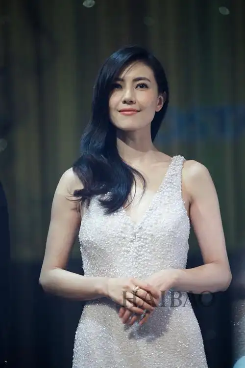 高圆圆正确示范:想要脸小,头发一定要蓬松,如果颜值够,可以选择偏分的